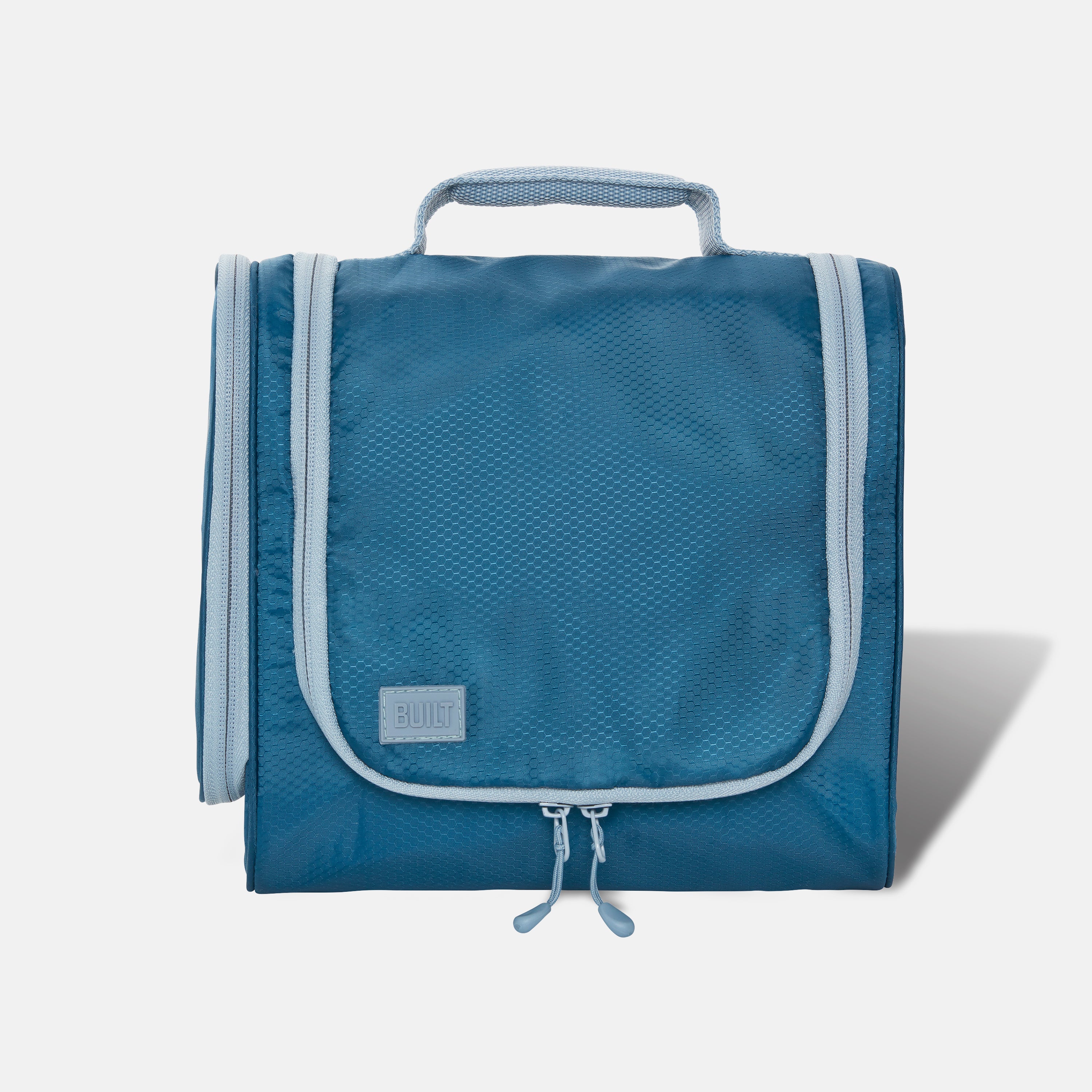 hover::https://cdn.shopify.com/s/files/1/0306/0262/5157/products/HangToiletryKit_Poseidon_3Q_72dpi.jpg?v=1617369965